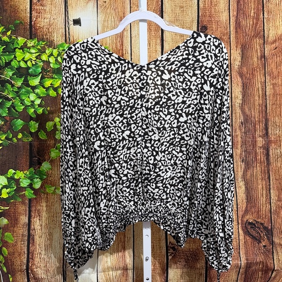 🚨(Must Bundle 3) Umgee Crop Blouse Size Large - Picture 4 of 4